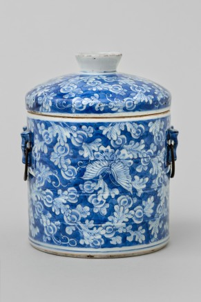 A CHINESE BLUE AND WHITE KANGXI CYLINDRICAL JAR AND COVER, 康熙年间 (1662 – 1722)