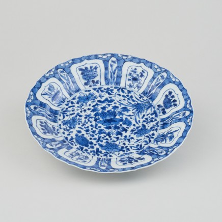 A CHINESE KANGXI BLUE AND WHITE PLATE, Kangxi (1662 - 1722)