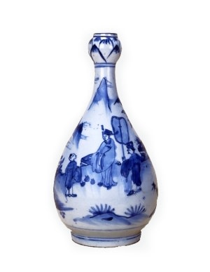 AN UNUSUAL CHINESE BLUE AND WHITE BOTTLE VASE, Wanli (1573 - 1619)