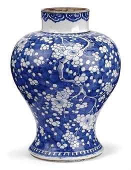 A CHINESE BLUE AND WHITE KANGXI ‘CRACKED ICE’ VASE, 康熙年间 (1662 – 1722)