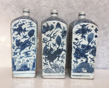 THREE SIMILAR CHINESE BLUE AND WHITE SQUARE ‘GIN BOTTLE’ FLASKS, Wanli (1573 - 1619)