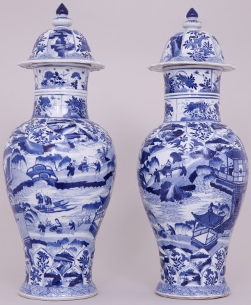 A PAIR OF HIGHLY UNUSUAL, TALL AND FINE CHINESE BLUE AND WHITE VASES AND COVERS, 康熙年间 (1662 – 1722)