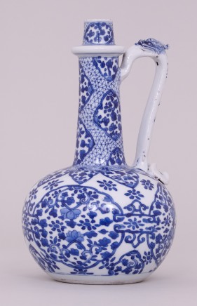A CHINESE KANGXI BLUE AND WHITE DRAGON HANDLE EWER, Kangxi (1662-1722)