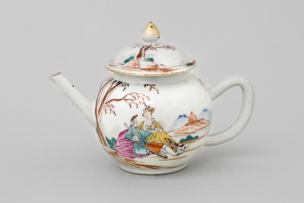A CHINESE FAMILLE ROSE ‘EUROPEAN-SUBJECT’ TEAPOT AND COVER , 乾隆年间 (1736 – 1795)