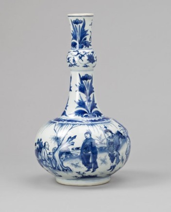 A FINE BLUE AND WHITE GARLIC NECK BOTTLE VASE, Chongzheng (1628 – 1643)