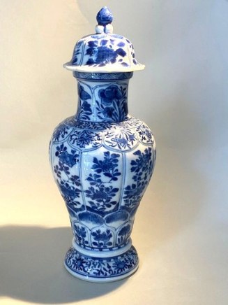 A CHINESE KANGXI BLUE AND WHITE VASE AND COVER , Kangxi (1662 – 1722)