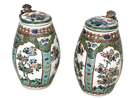 A PAIR OF CHINESE FAMILLE VERTE BARREL SHAPED TANKARDS AND COVERS , Kangxi (1662 - 1722)
