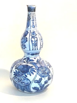 A CHINESE BLUE AND WHITE DOUBLE GOURD VASE, Wanli (1572 – 1620)
