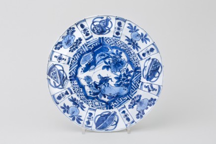 A FINE CHINESE BLUE AND WHITE KRAAK PLATE, early 17th century