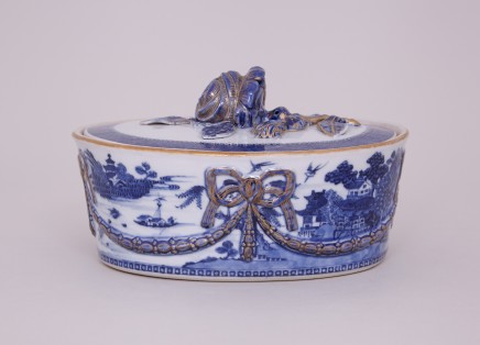 A CHINESE BLUE AND WHITE EXPORT ‘MARIEBERG’ PUDDING FORM, 乾隆年间 (1736 – 1795)