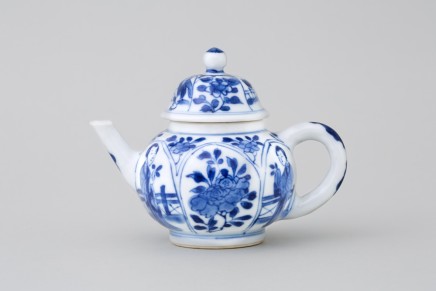 A CHINESE BLUE AND WHITE MINIATURE TEAPOT AND COVER, Kangxi (1662 – 1722)