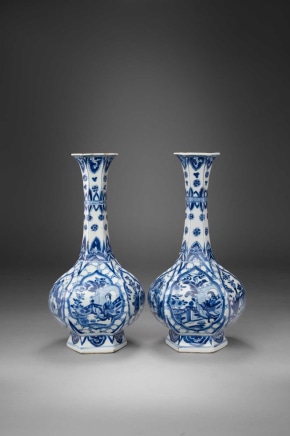 A PAIR OF UNUSUAL CHINESE BLUE AND WHITE 'G' MARKED BOTTLE VASES, Kangxi ( 1662-1722 )