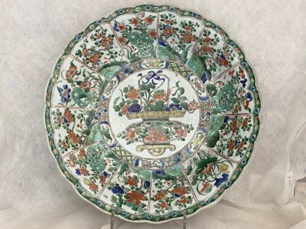 A LARGE FAMILLE VERTE FLOWER BASKET CHARGER, Kangxi (1662 - 1722)