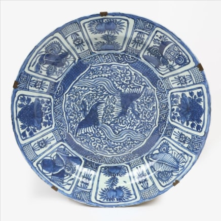 A RARE AND LARGE BLUE AND WHITE KRAAK CHARGER DECORATED WITH PHOENIX, Wanli, c. 1610 – 1630