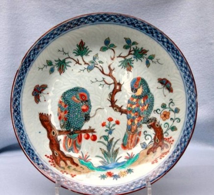 A SUPERB PAIR OF CHINESE DUTCH DECORATED PLATES, 1710 - 1725