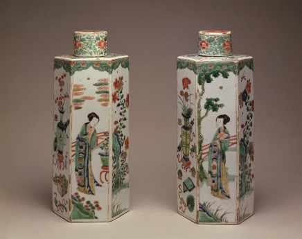 A PAIR OF FAMILLE VERTE HEXAGONAL AND CYLINDRICAL COVERS, Kangxi (1662 - 1722)