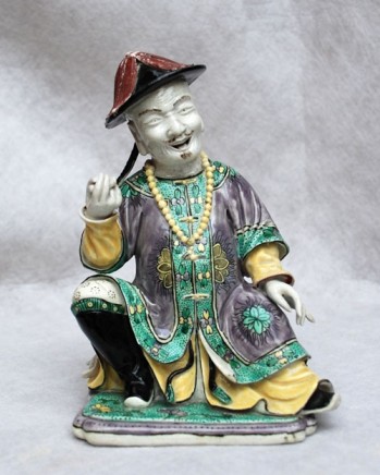 A CHINESE FAMILLE VERTE KANGXI BISCUIT FIGURE OF A DIGNITARY, Kangxi (1662-1722)