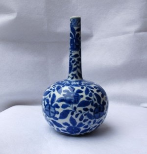 A CHINESE EARLY 18TH CENTURY BLUE AND WHITE BOTTLE VASE, 康熙年间 (1662 – 1722)