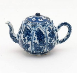 A CHINESE BLUE AND WHITE TEAPOT, 康熙年间 (1662 – 1722)