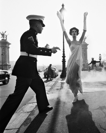 William Klein, Simone + Marines, Pont Alexandre III, Paris, 1960
