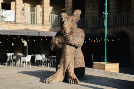 Sophie Ryder, Girl with Knees Up, 2018