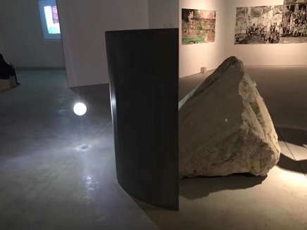 Event 事件, 2015 Sculpture | marble, steel plate, lamp bulb, robot arm 雕塑 | 大理石，钢板，灯泡，机械臂等 Variable size 展示尺寸可变 Courtesy of...
