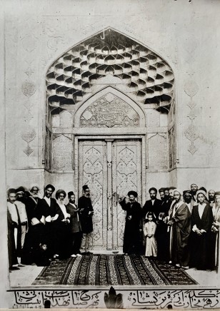 Mirza Hassan, A group by a doorway of the Iman Ali Ibn Abi Talib shrine in Najaf, 1911