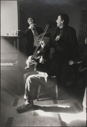 Jill Freedman, Untitled [Johnny Dougherty, fiddler, with two friends, Carrick, County Donegal, Ireland], circa 1978