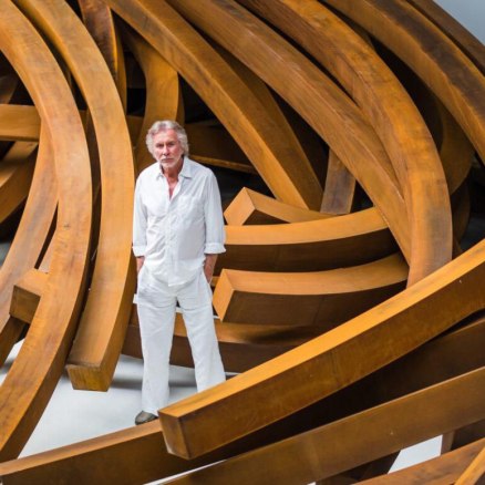 Bernar Venet receives the American Friends of Museums in Israel’s Artist of the Year 2022 award.