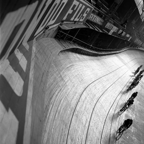 Sur la piste des 6 Jours du Vel d'Hiv, 1935  Tirage argentique sur papier baryté  40x50 cm  Roger Schall  Edition of 15