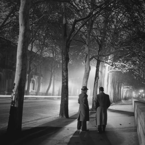 Les deux hommes Avenue de New-York, vers 1935  Tirage argentique sur papier baryté  18x24 cm  Roger Schall  Edition of 200