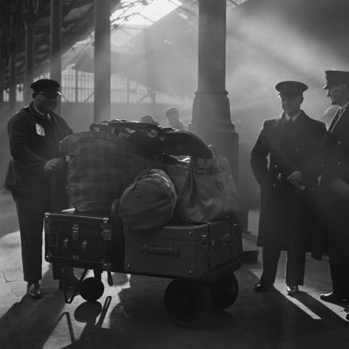 Bagages Hermès Gare Saint Lazare, 1935  Tirage argentique sur papier baryté  40x50 cm  Roger Schall  Edition of 15