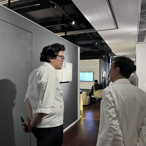 藝術家金日龍與來賓一起交談 Artist Jin Rilong havs a conversation with guests