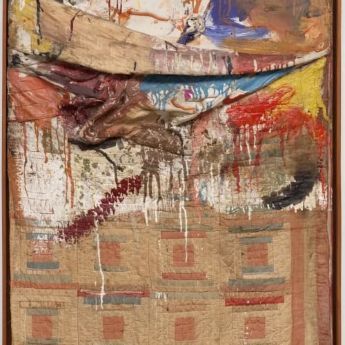 ▲ 图七 劳申柏格，《床》，1955，75 1/4 x 31 1/2 x 8 英寸(191.1 x 80 x 20.3 厘米)。混合材料。Leo Steinberg的论述中提到了劳申伯格五六十年代的作品。在《床》中，劳申伯格将自己的被单作为画布，把自己的枕头附着其上，并用铅笔和油彩绘制画面。