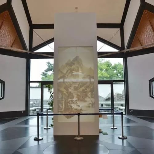 徐冰的《背后的故事：仿大痴山水图》在苏博展厅中，图片来源：苏州博物馆