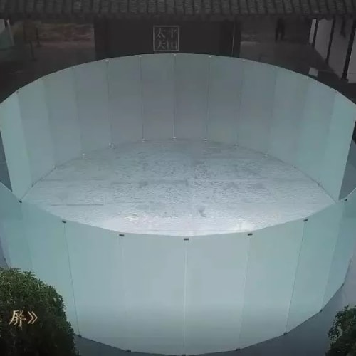 苏博忠王府庭院内的宋东作品《水屏》，图片来源：苏州博物馆