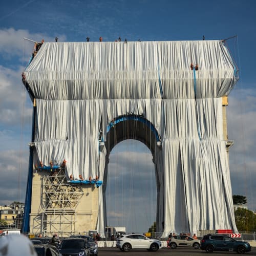 FABRIC PANELS ARE BEING UNFURLED IN FRONT OF THE OUTER WALLS OF THE ARC DE TRIOMPHE PARIS, SEPTEMBER 12, 2021. PHOTO: BENJAMIN LOYSEAU © 2021 CHRISTO AND JEANNE-CLAUDE FOUNDATION