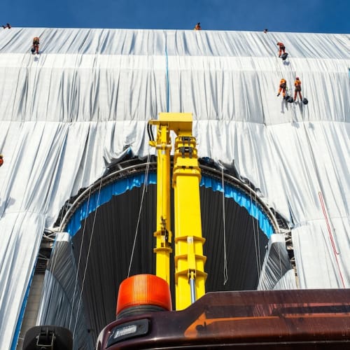 ROPES ARE BEING INSTALLED TO SECURE AND CONTOUR THE FABRIC ON THE ARC DE TRIOMPHE PARIS, SEPTEMBER 13, 2021. PHOTO: LUBRI © 2021 CHRISTO AND JEANNE-CLAUDE FOUNDATION