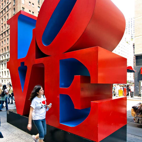 A Robert Indiana LOVE sculpture is being placed in the Tampa Museum of Art Photo: Robert Indiana's LOVE sculpture on Avenue of the Americas and 55th Street, New York, by ForsterFoto is licensed under CC BY 2.0.