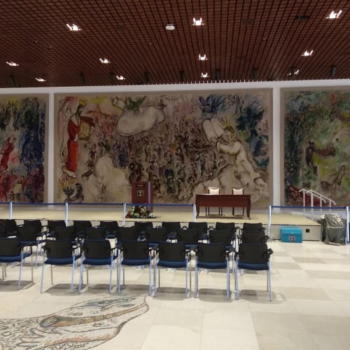Marc Chagall Lounge in the Knesset, 30 December 2018 Author: Nizzan Cohen, This file is licensed under the Creative Commons Attribution-Share Alike 4.0 International license.