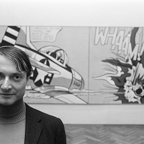 Roy Lichtenstein in front of one of his paintings at an exhibition in Stedelijk Museum. Photo Collection Anefo Creative Commons Zero, Public Domain Dedication
