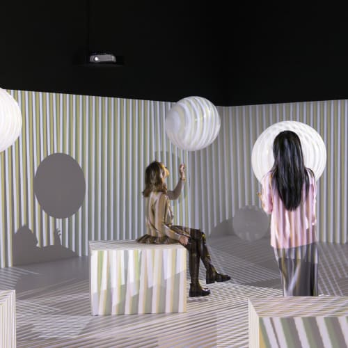 Carlos Cruz-Diez, Environnement Chromointerférent, Paris, 1974/2018, installation view in Electric Dreams, Tate Modern, 2024. © Carlos Cruz-Diez / Bridgeman Images,...