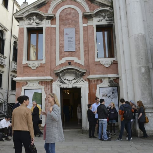 © Galleria d'Arte Maggiore G.A.M. | Antoni Clavé, Scoletta dell'Arte dei Tiraoro e Battioro, Venezia