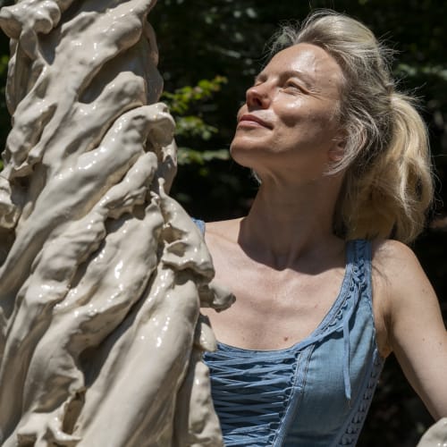 Sissi and the sculpture Radicorno at the opening of ArteParco, July 2021 | © Maggiore g.a.m.