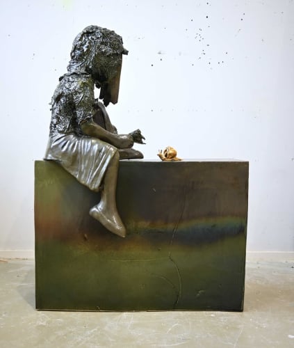 Kim Simonsson Etanaa syöttävä tyttö, 2023 Ceramics, Glaze, Gold 35 3/8h x 27 4/8w x 13 6/8d in 90.0h x 70.0w x 35.0d cm