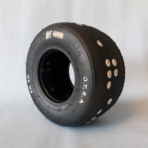 Bruno Rousseaud O.T.R.A, 2020 1 pneu de kart caoutchouc, 31 rivets aluminium 25 x 25 x 14 cm