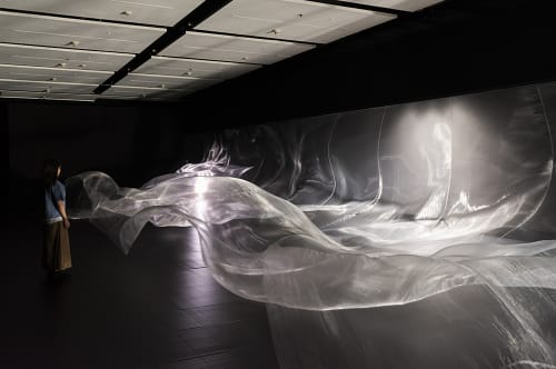 大卷伸嗣 《臨界之氣–時空》 Liminal Air Space-Time, 2020 布、風扇、LED燈 Cloth, fans, LED lights 尺寸可變 Dimension Variable