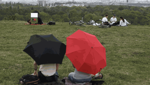 Sung Tieu meeting Chloe Stead; photo: Jens Franke