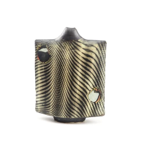 John Bedding, Liquid Lines 3, ceramic, 28 x 22 cm, 2025