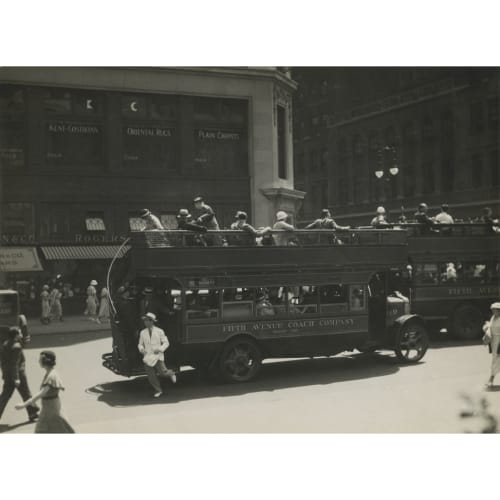 Fith Avenue Coach Company, New York, 1932.
